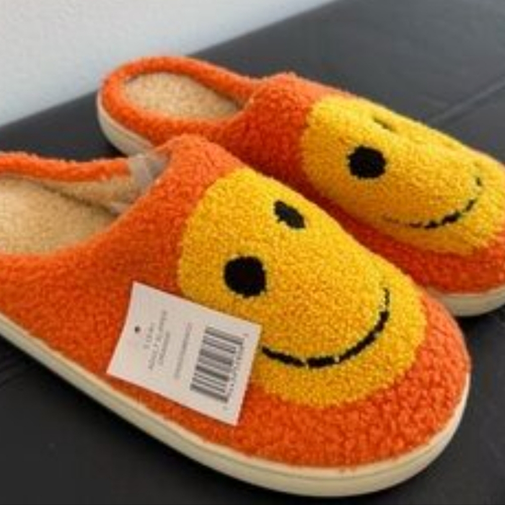Retro Smiling Face Soft Plush Comfy Warm Slip-on Slippers size S 5-6 NWT